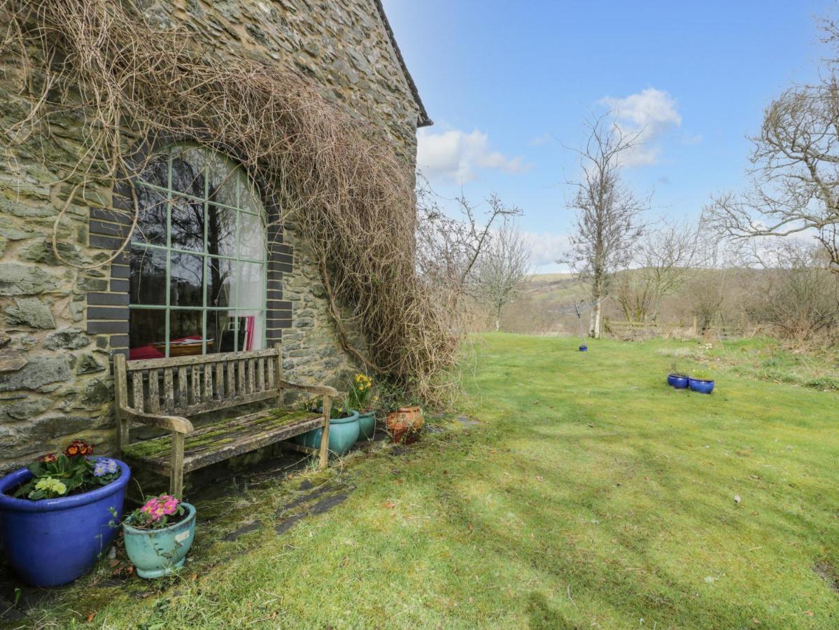 Beudy Dolpebyll Villa Llangadfan Bagian luar foto