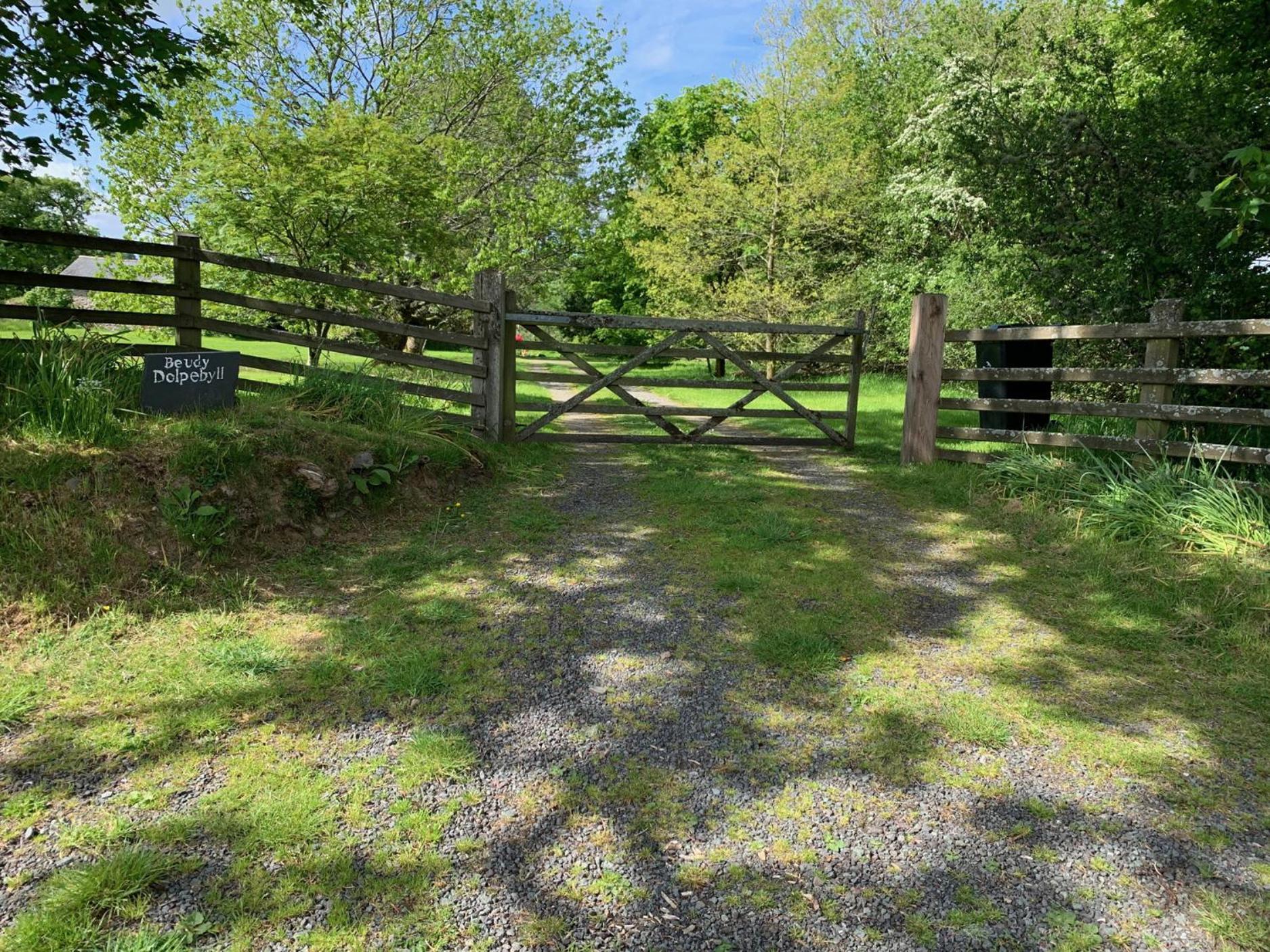 Beudy Dolpebyll Villa Llangadfan Bagian luar foto
